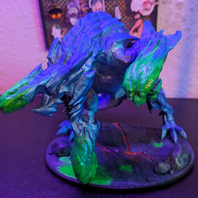 Posed model from MHW, sliced, printed, painted by me. Base is wood with paper clay. (Glows in the dark :D)